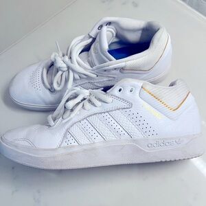 Super cool Adidas Tyshawn sneakers
